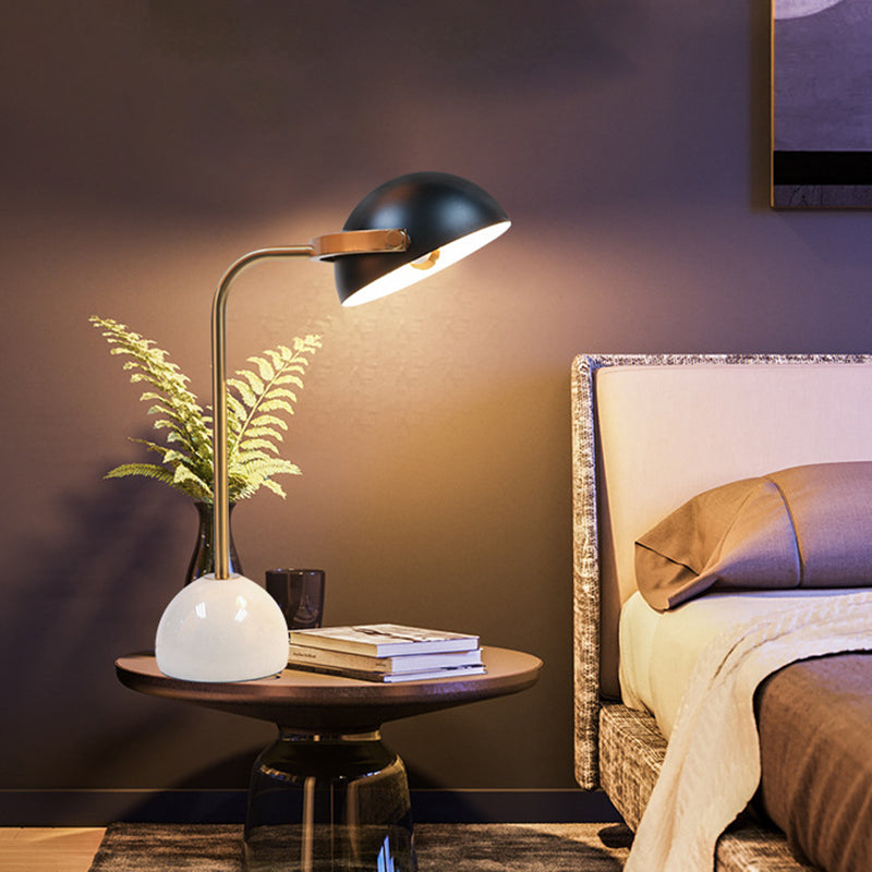 Lámpara de mesa de curvas de metal posmoderno 1 lámpara de noche negra con sombra de domo ajustable
