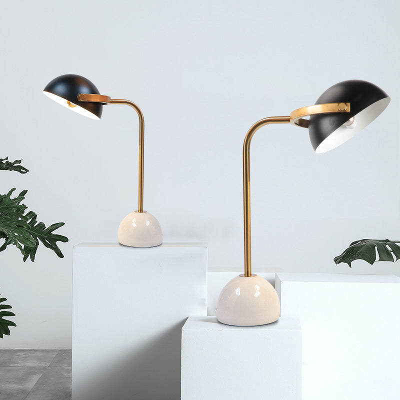 Lámpara de mesa de curvas de metal posmoderno 1 lámpara de noche negra con sombra de domo ajustable