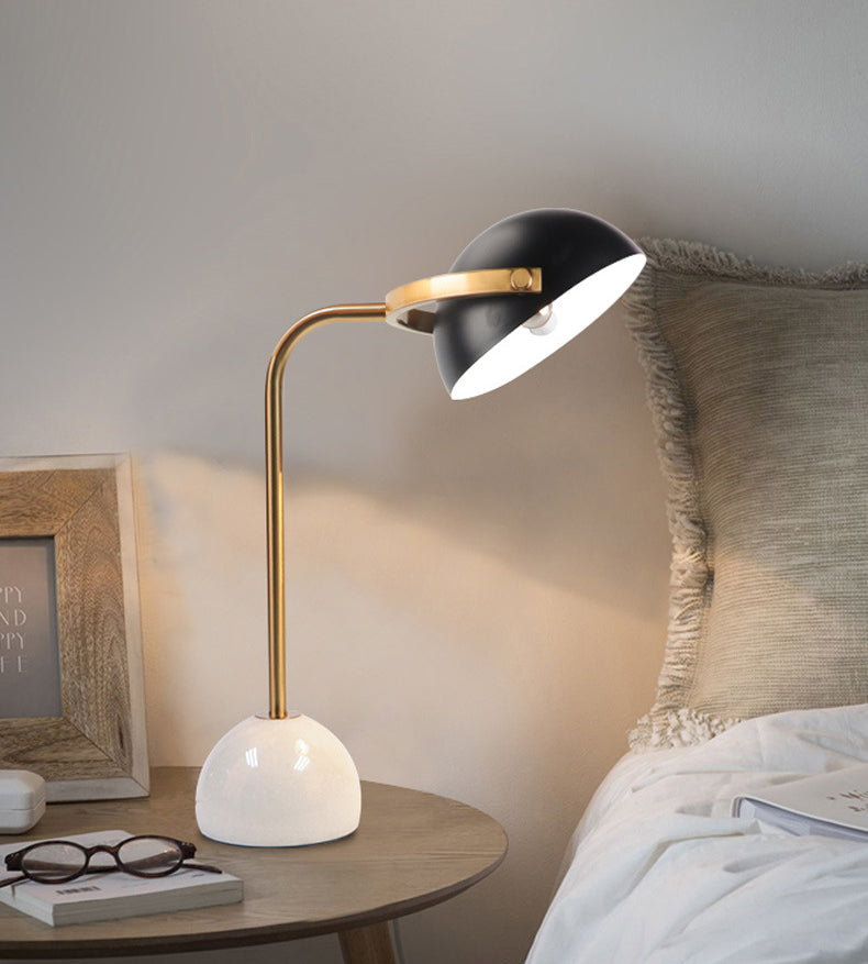 Lámpara de mesa de curvas de metal posmoderno 1 lámpara de noche negra con sombra de domo ajustable