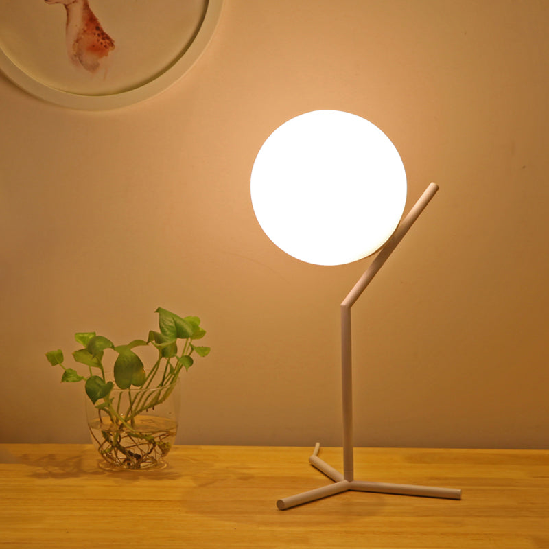 Moderne statief tafelverlichting metaal 1-licht slaapkamer nachtlampje met bal witte glazen schaduw