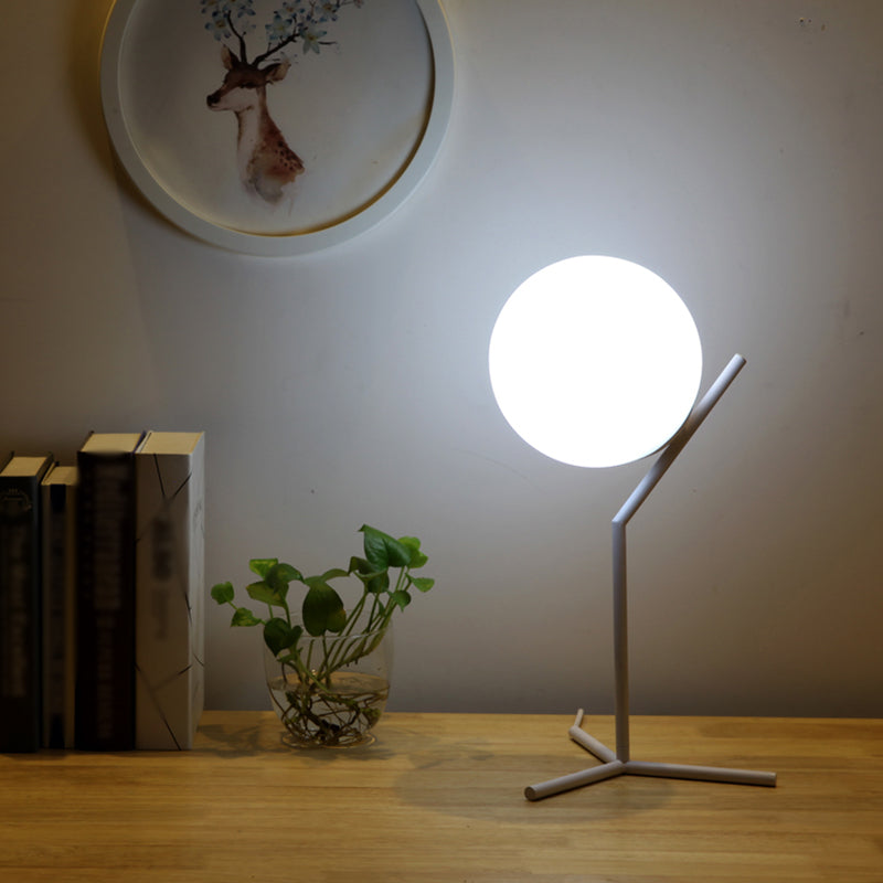 Moderne statief tafelverlichting metaal 1-licht slaapkamer nachtlampje met bal witte glazen schaduw