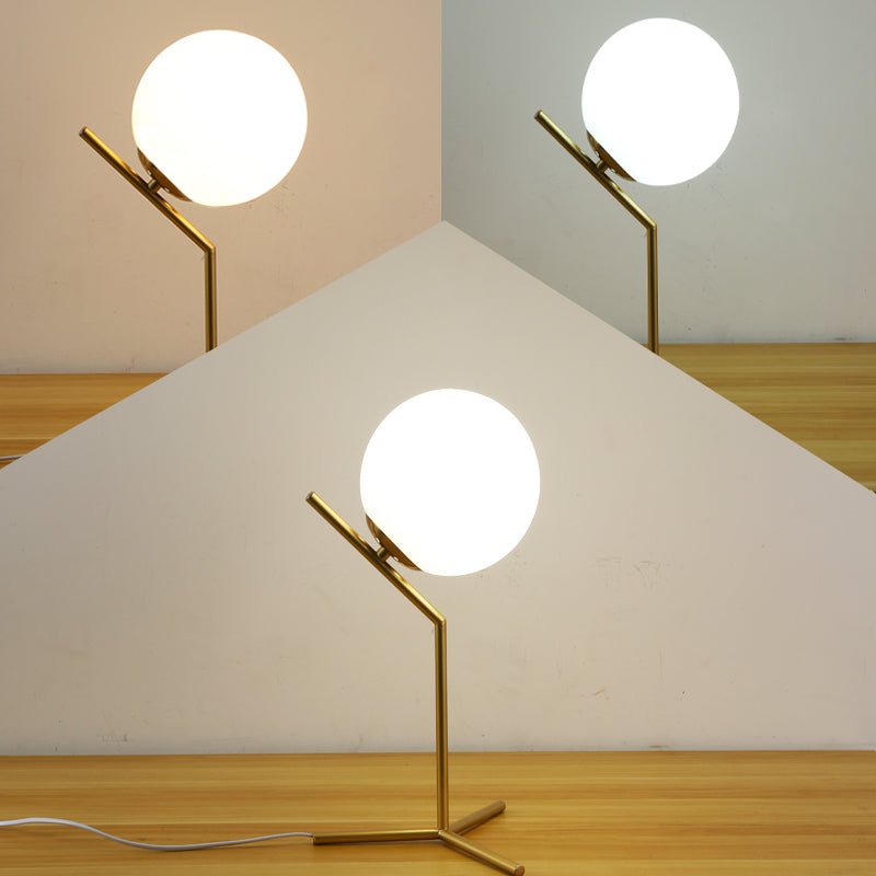 Moderne statief tafelverlichting metaal 1-licht slaapkamer nachtlampje met bal witte glazen schaduw