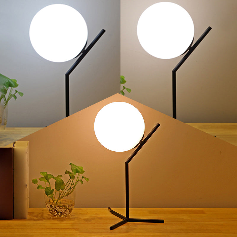 Moderne statief tafelverlichting metaal 1-licht slaapkamer nachtlampje met bal witte glazen schaduw