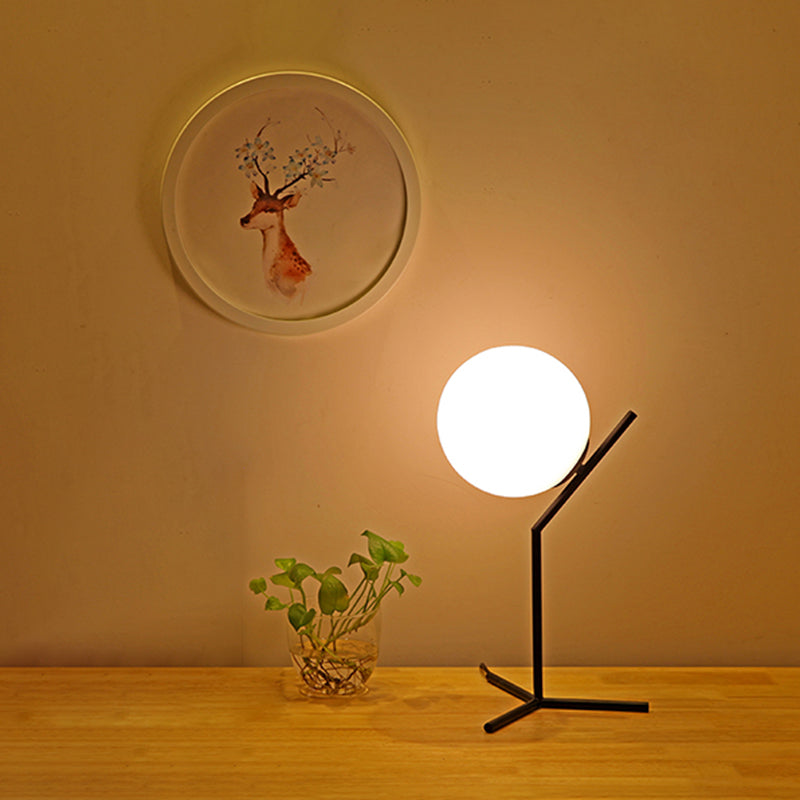 Moderne statief tafelverlichting metaal 1-licht slaapkamer nachtlampje met bal witte glazen schaduw