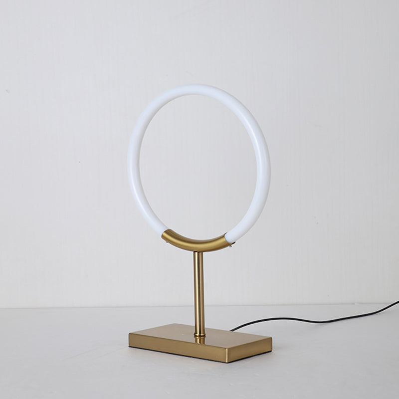 Acryl Halo -ringtafellamp Minimalistisch messing vergulde LED Night Stand Light voor slaapkamer