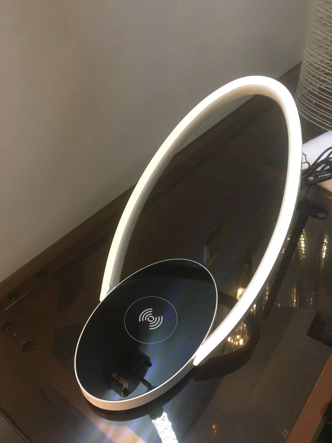 Chargeur sans fil en forme d'oeuf lampe à LEM nordique Métal Métal Lumière de nuit en blanc