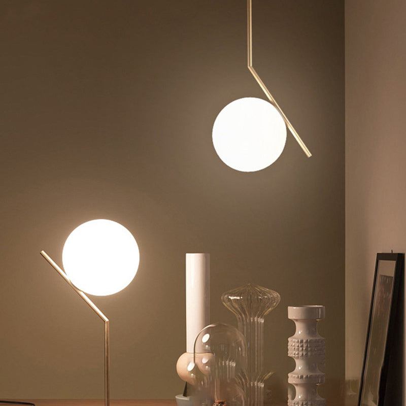 Brass Globe Single Pendant Light in Modern Creative Style Fer Whited Fon Lamping avec une teinte en verre