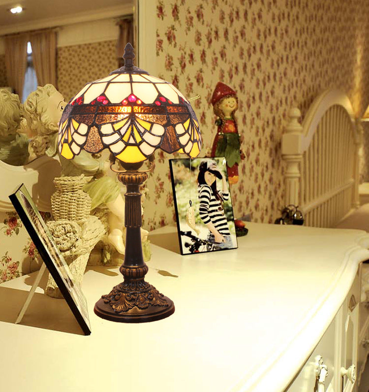Table Dome Light 1-Bulb Verre en vitrail Tiffany Tix Tablette de chevet avec motif de coquille en marron