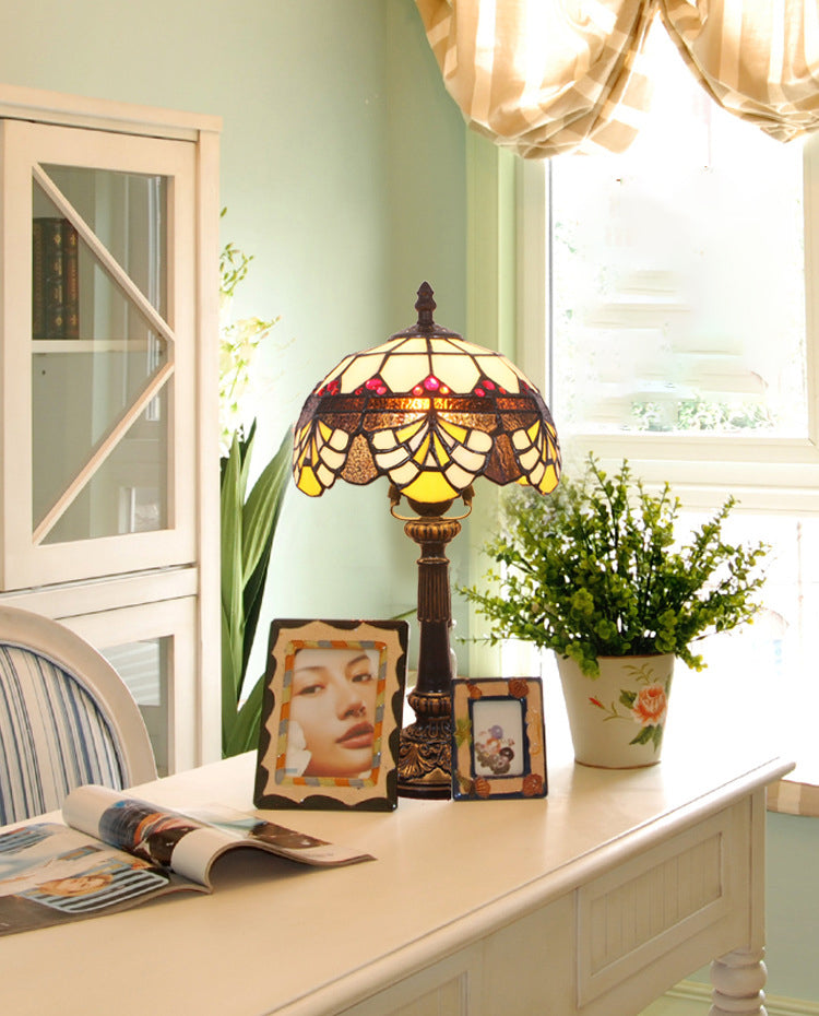 Table Dome Light 1-Bulb Verre en vitrail Tiffany Tix Tablette de chevet avec motif de coquille en marron