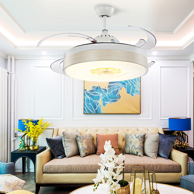 Moderne Style -Trommelform LED -Deckenlüfter 6 Windgeschwindigkeit 8 Reversible Blatt Acryl weiße Halbflush Mount Light