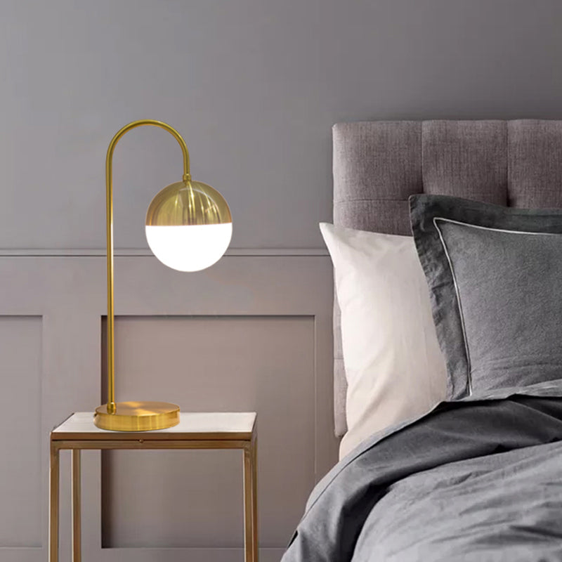 Lámpara de mesa de cuello de cabello dorado Luz de la mesita de vidrio blanco de 1 luz con sombra de pelota