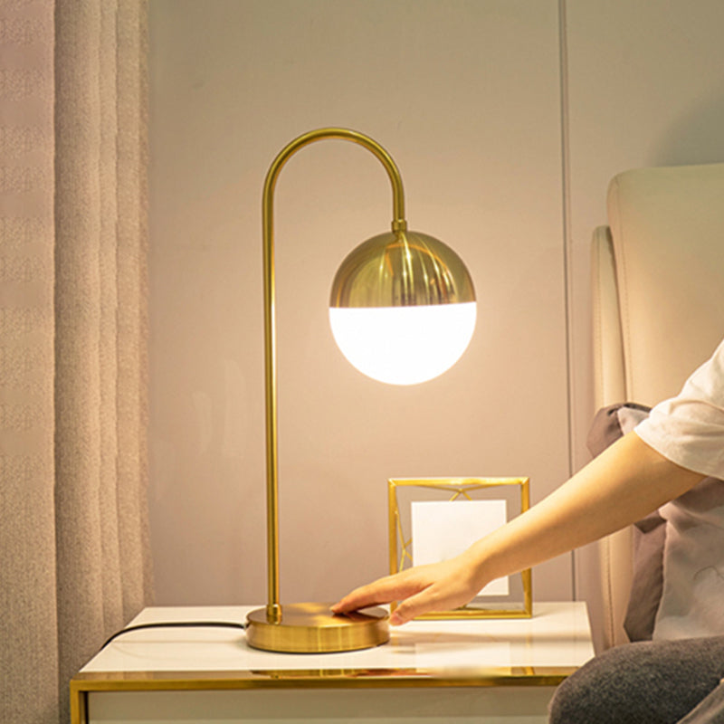Lámpara de mesa de cuello de cabello dorado Luz de la mesita de vidrio blanco de 1 luz con sombra de pelota