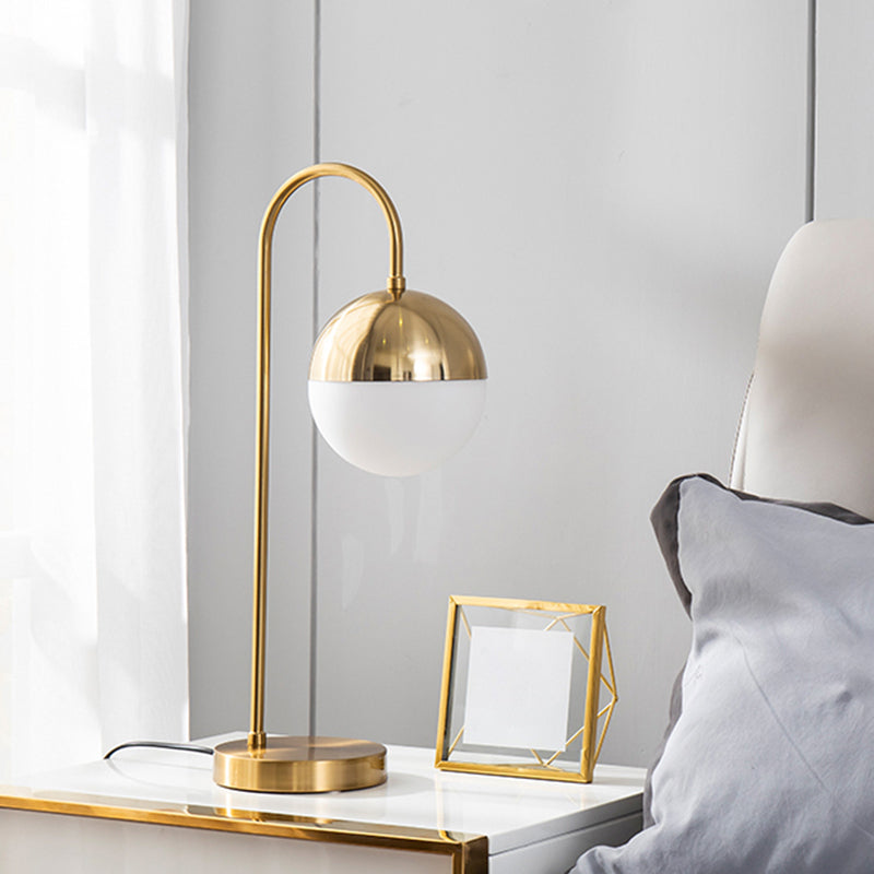 Lámpara de mesa de cuello de cabello dorado Luz de la mesita de vidrio blanco de 1 luz con sombra de pelota