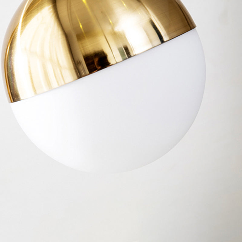 Lámpara de mesa de cuello de cabello dorado Luz de la mesita de vidrio blanco de 1 luz con sombra de pelota