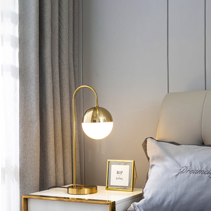 Lámpara de mesa de cuello de cabello dorado Luz de la mesita de vidrio blanco de 1 luz con sombra de pelota