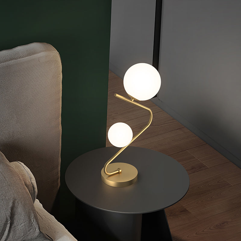 Gebogener Tisch Licht minimalistische Opalkugelglas 2-Bulb-Messing Nacht Stand Lampe für Schlafzimmer