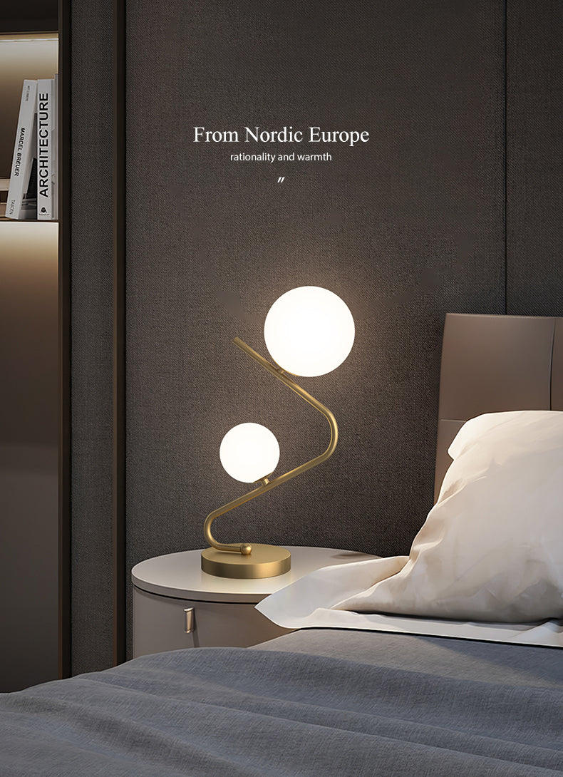 Gebogener Tisch Licht minimalistische Opalkugelglas 2-Bulb-Messing Nacht Stand Lampe für Schlafzimmer