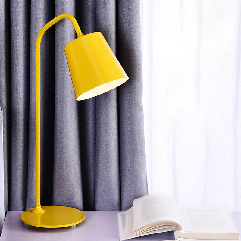 Lampe de table à coucher en vélo de col en métal 1 ampoule de style macaron Lumière de nuit avec une teinte effilée