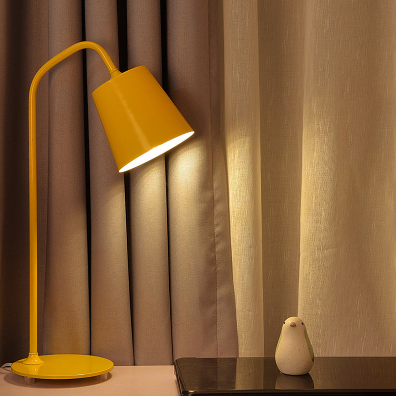 Lámpara de mesa de dormitorio de cuello de cisne 1 Bulb Macaron Style Night Light con sombra cónica