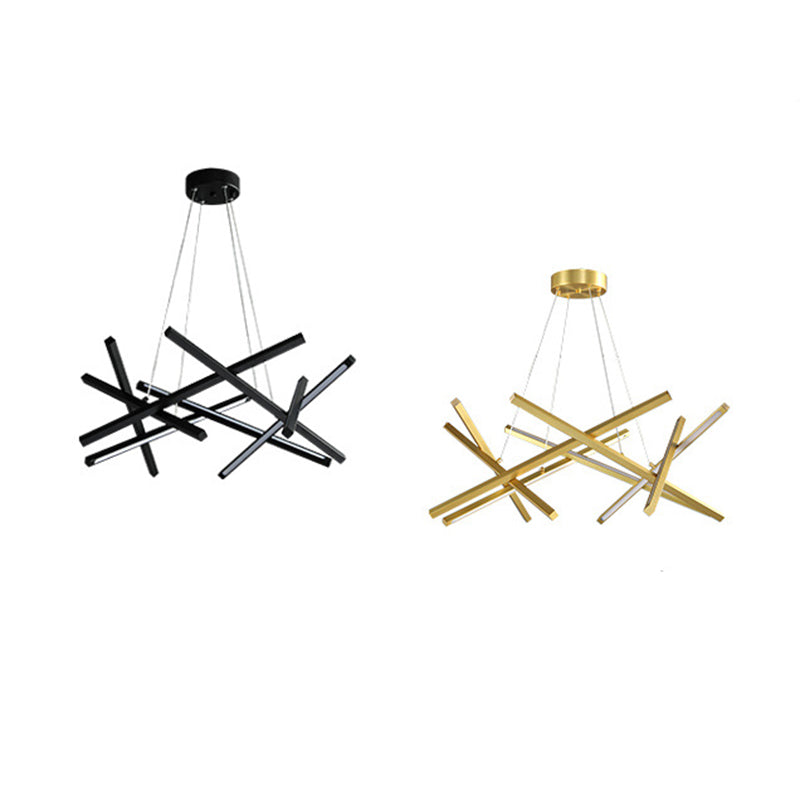 Luminaires suspendus contemporains en métal.