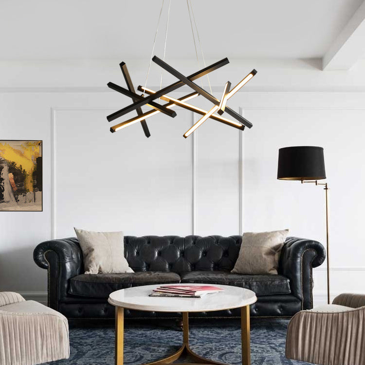 Luminaires suspendus contemporains en métal.