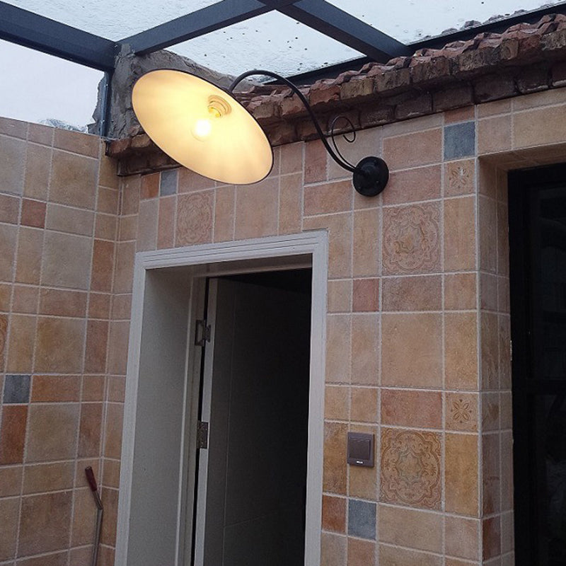 Industrielle Vintage -Wandleuchte -Leuchten im Freien mit Schmiedeeiseisen -Wand montiertes Licht