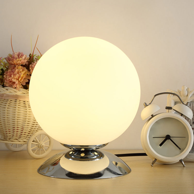 Lámpara de mesita de noche globe estilo de mesa de color blanco de estilo blanco de 1 luces en cromo en cromo