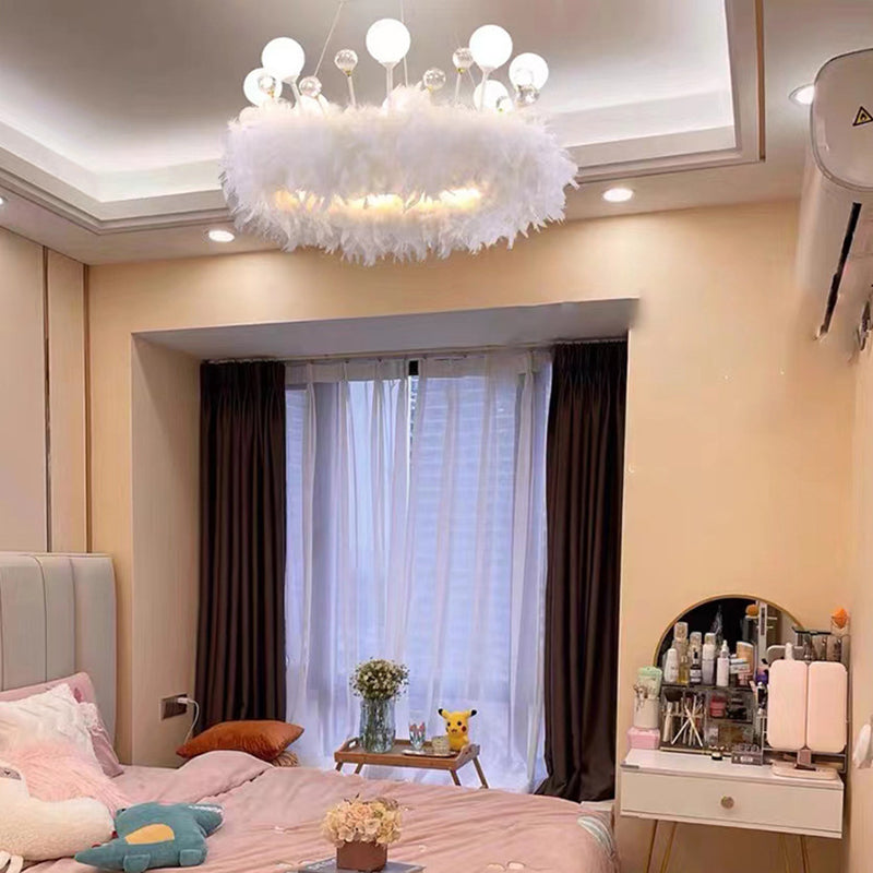 Luz colgante de LED de plumas blancas en una lámpara de aluminio de estilo de lujo moderno con decoración de cristales