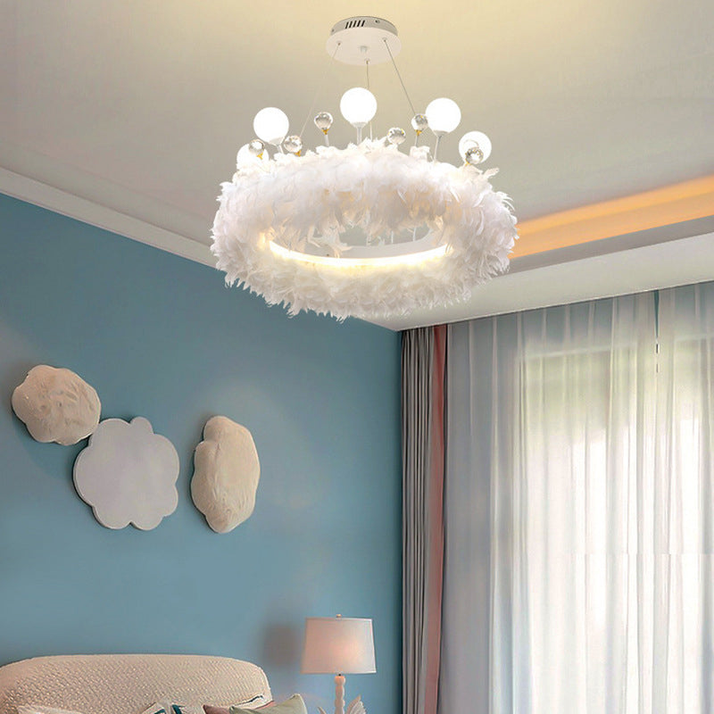 Luz colgante de LED de plumas blancas en una lámpara de aluminio de estilo de lujo moderno con decoración de cristales