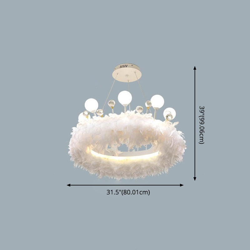 Luz colgante de LED de plumas blancas en una lámpara de aluminio de estilo de lujo moderno con decoración de cristales