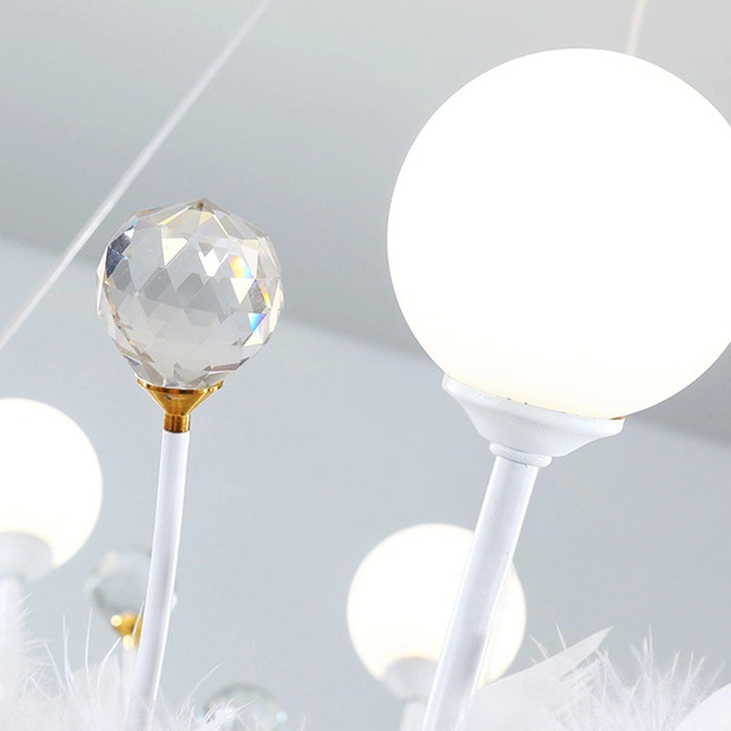 Luz colgante de LED de plumas blancas en una lámpara de aluminio de estilo de lujo moderno con decoración de cristales