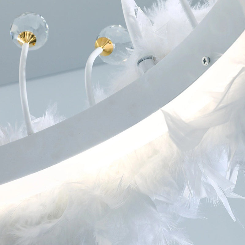Luz colgante de LED de plumas blancas en una lámpara de aluminio de estilo de lujo moderno con decoración de cristales