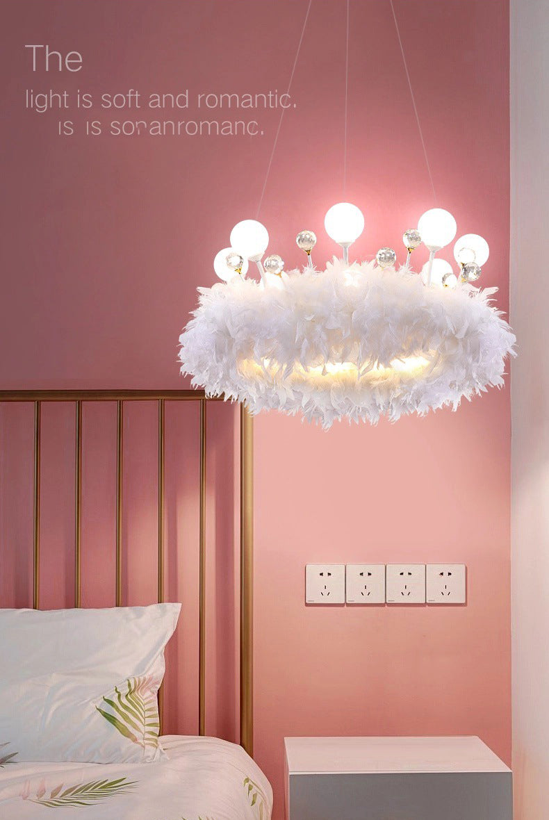 Luz colgante de LED de plumas blancas en una lámpara de aluminio de estilo de lujo moderno con decoración de cristales