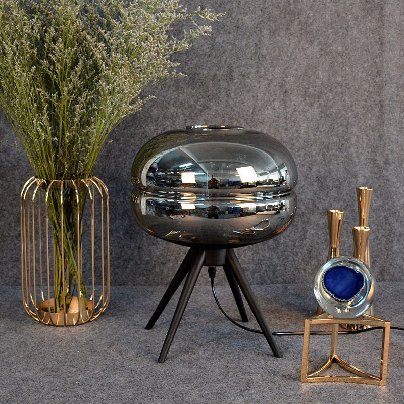 Postmoderne UFO-förmige Glas Tischlampe Single-Bulb-Nachttischlicht mit Quadpod