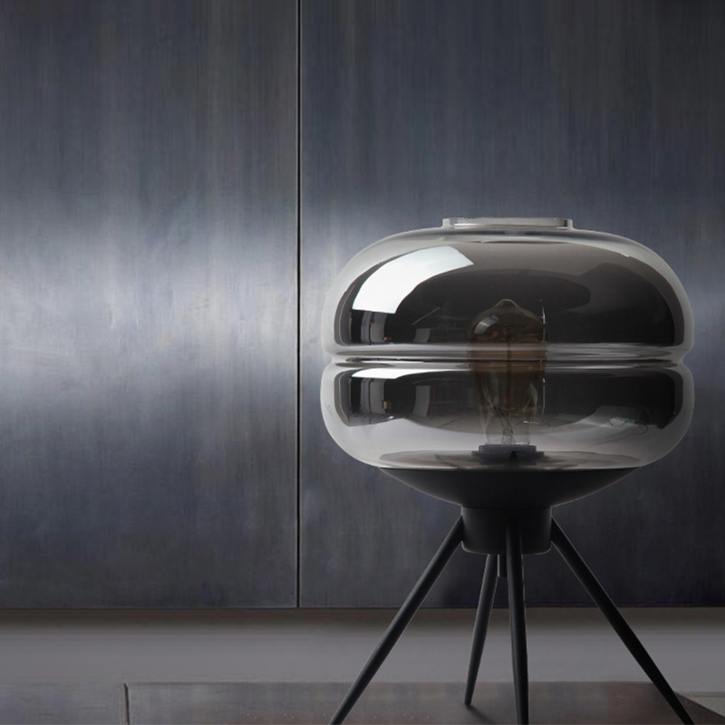 Postmoderne UFO-förmige Glas Tischlampe Single-Bulb-Nachttischlicht mit Quadpod