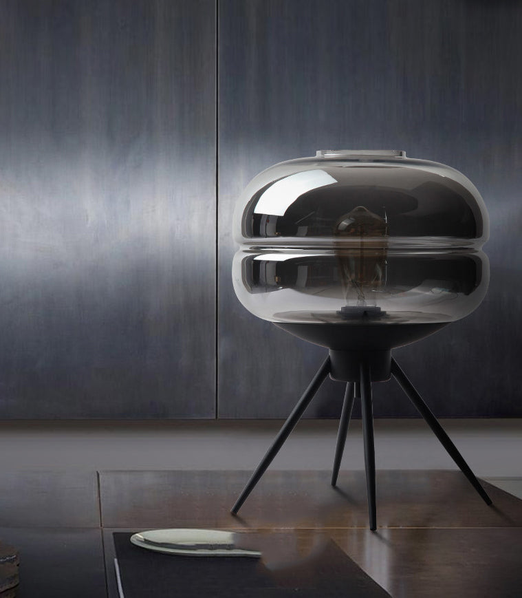 Postmoderne UFO-förmige Glas Tischlampe Single-Bulb-Nachttischlicht mit Quadpod