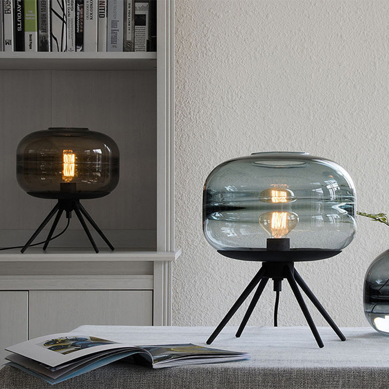 Postmoderne UFO-förmige Glas Tischlampe Single-Bulb-Nachttischlicht mit Quadpod