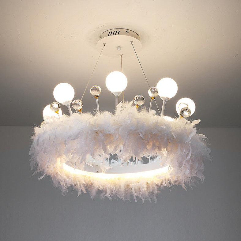 Luz colgante de LED de plumas blancas en una lámpara de aluminio de estilo de lujo moderno con decoración de cristales