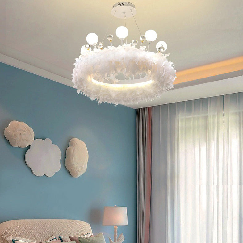 Luz colgante de LED de plumas blancas en una lámpara de aluminio de estilo de lujo moderno con decoración de cristales