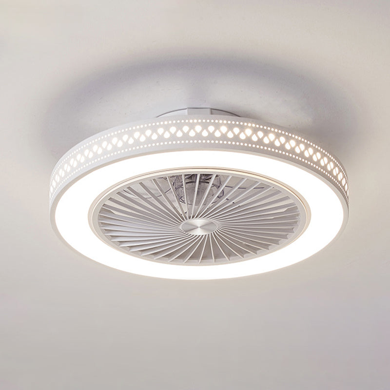 Weiße ausgehöhlte Lüfterlampenleuchte moderne LED-Metall-Halbblüte für Schlafzimmer