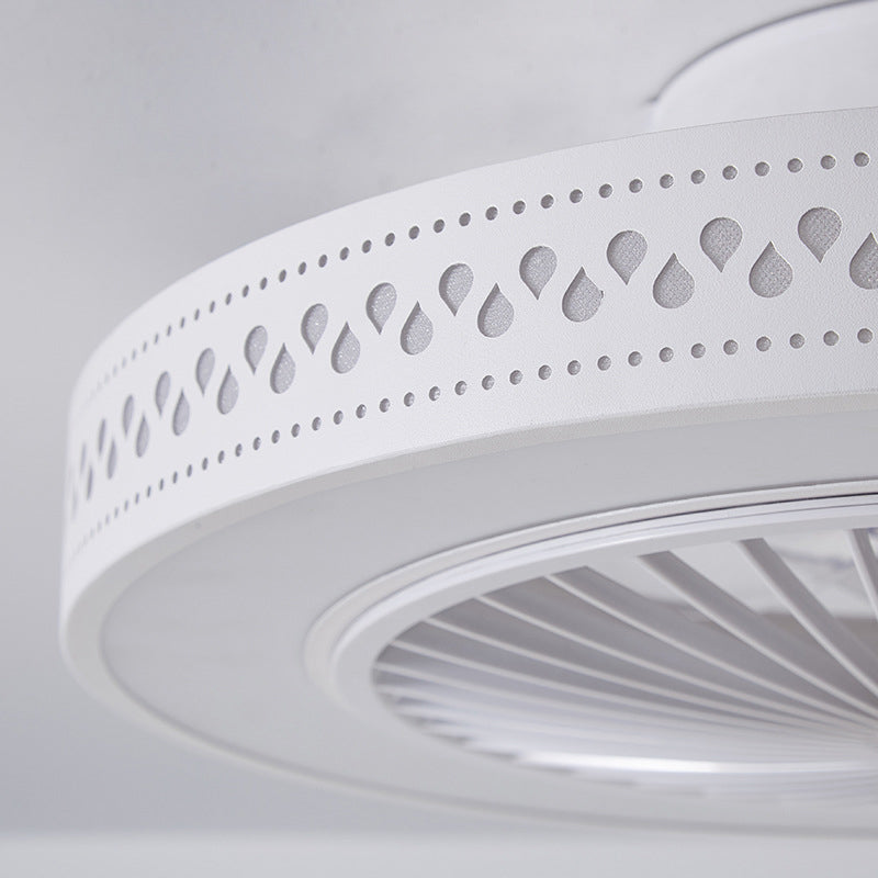 Weiße ausgehöhlte Lüfterlampenleuchte moderne LED-Metall-Halbblüte für Schlafzimmer