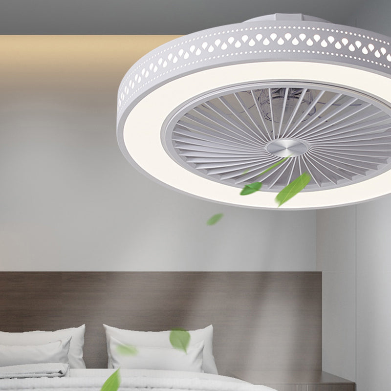 Weiße ausgehöhlte Lüfterlampenleuchte moderne LED-Metall-Halbblüte für Schlafzimmer