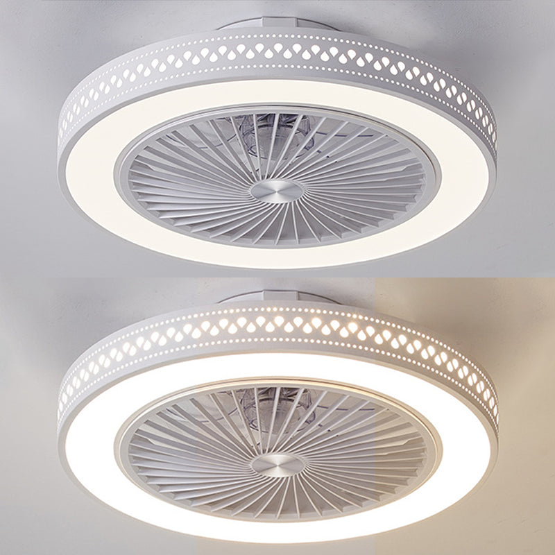 Weiße ausgehöhlte Lüfterlampenleuchte moderne LED-Metall-Halbblüte für Schlafzimmer
