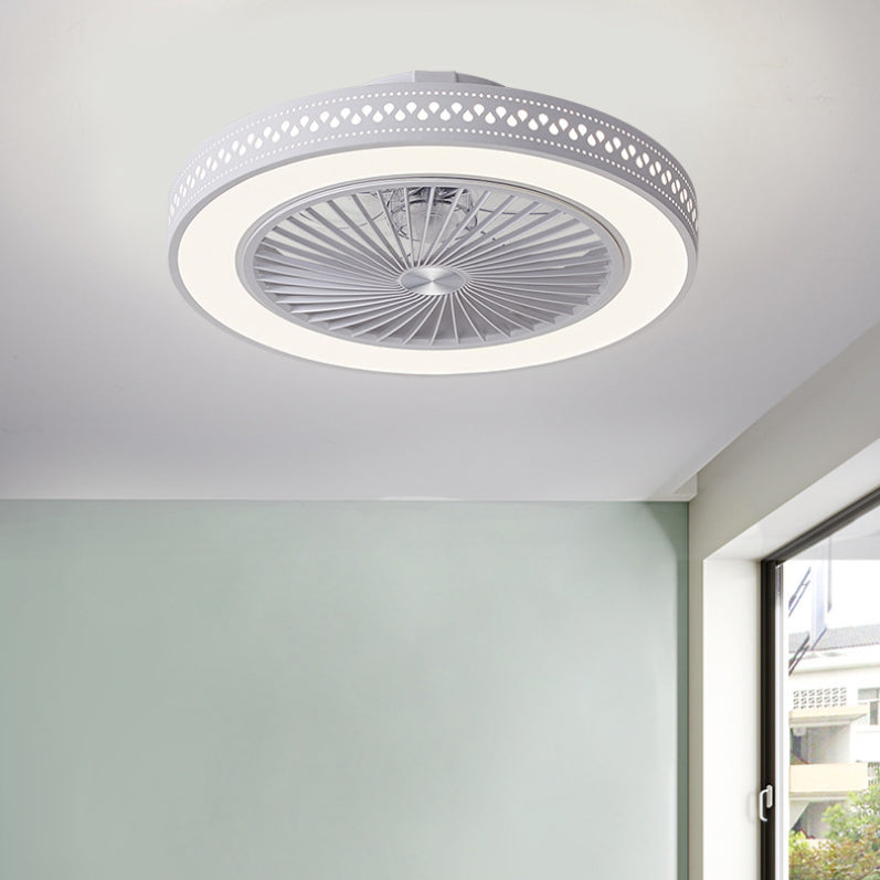 Weiße ausgehöhlte Lüfterlampenleuchte moderne LED-Metall-Halbblüte für Schlafzimmer