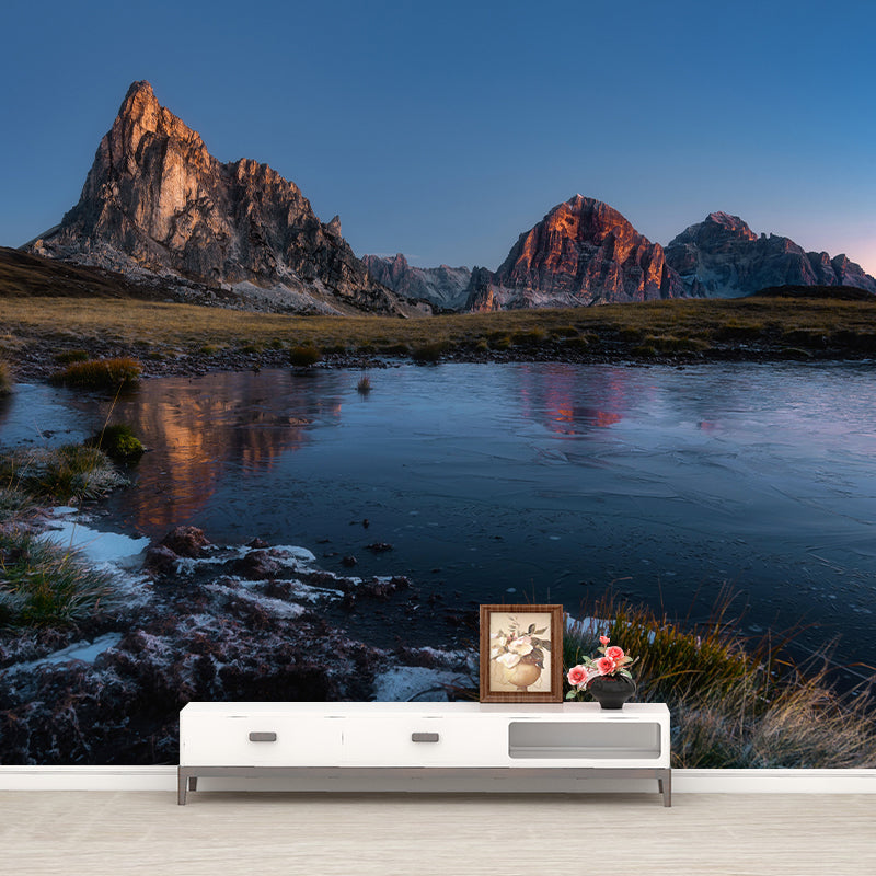 Wunderschöne Wandtapete mit Berglandschaft für die Wohnzimmerdekoration in dunkler Farbe