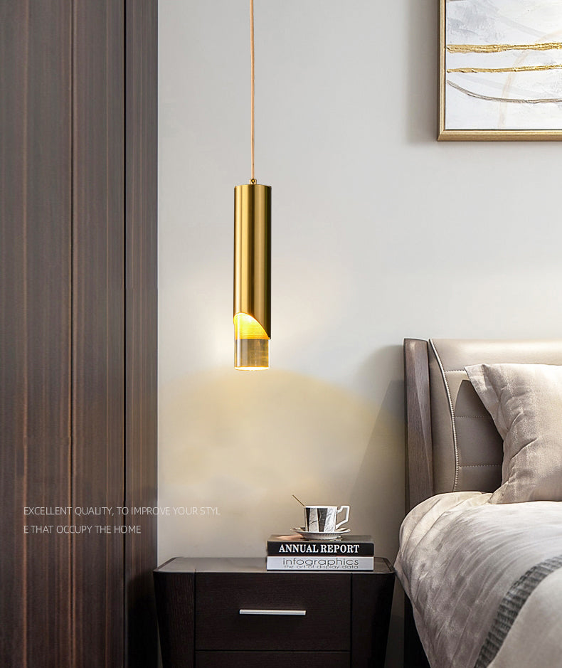 Luz colgante LED cilíndrica dorada en una moderna lámpara colgante de cobre de estilo de lujo con sombra acrílica