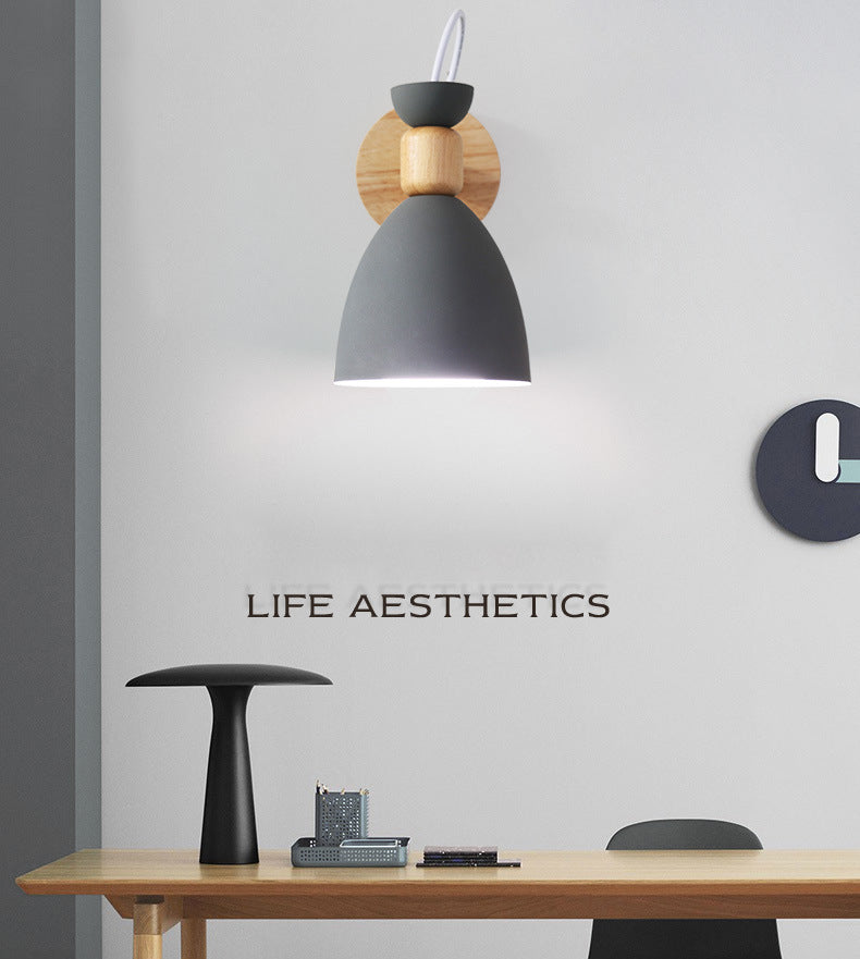 Luz de pared individual geométrica de macarrón en una lámpara de pared de madera de simplicidad moderna con sombra de hierro forjado