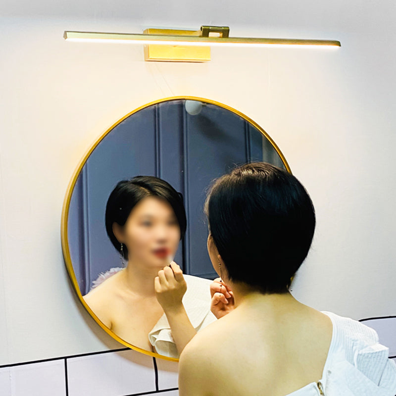 Lampe murale à LED linéaire en or dans une application murale intérieure en aluminium concis moderne avec une teinte en silicone