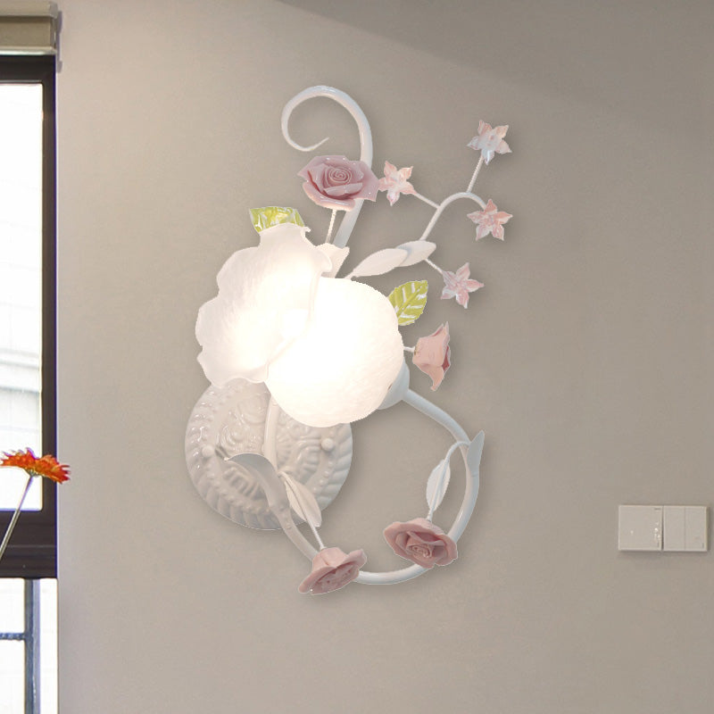 Lámpara de montaje de pared floral de tradicionalismo 1 cabezal aplastador de pared de vidrio blanco para dormitorio, izquierda/derecha