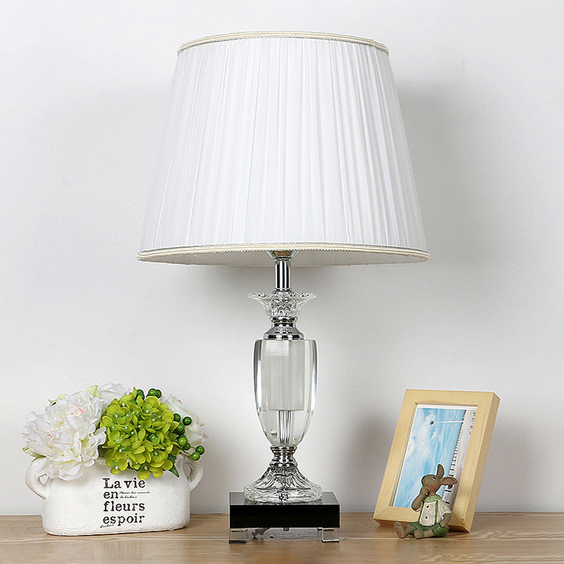 Wit 1 lichte nachtlicht traditionele stijl stof taps toelopende nachtkastje lamp met kristallen basis